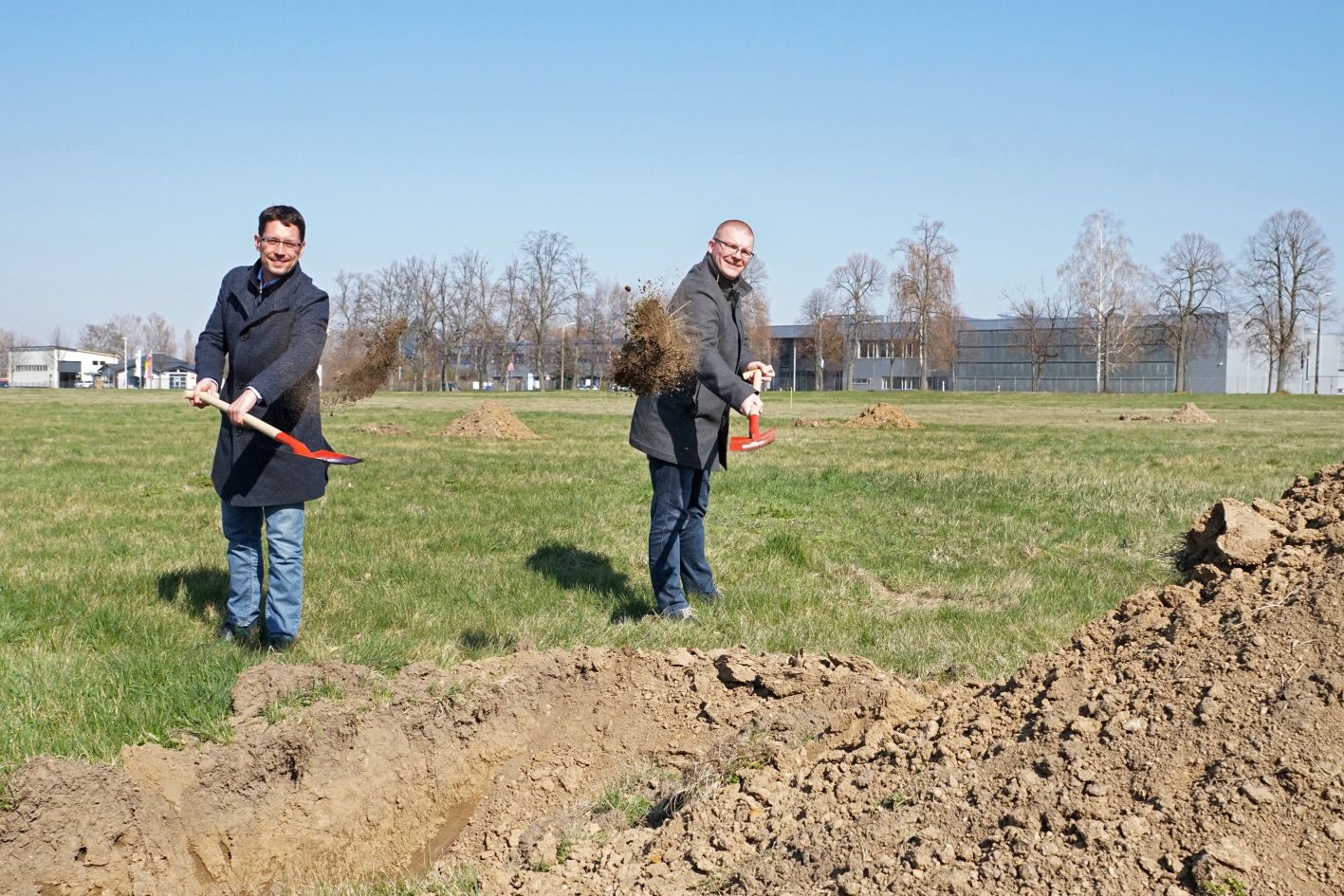 Symbolischer Spatenstich an der Leipziger Straße: Oberbürgermeister André Neumann (links) und EDO-Geschäftsführer Marc Göschel. Quelle: Ronny Seifarth.