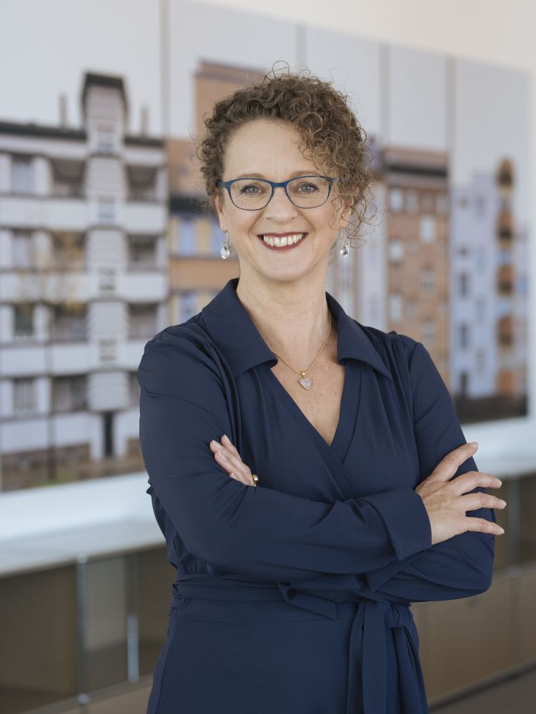 Ute Schäfer,
LWB-Geschäftsführerin Finanzen und Vermögenssteuerung. Copyright: LWB/Michael Bader. Ute Schäfer,
LWB-Geschäftsführerin Finanzen und Vermögenssteuerung. Copyright: LWB/Michael Bader.