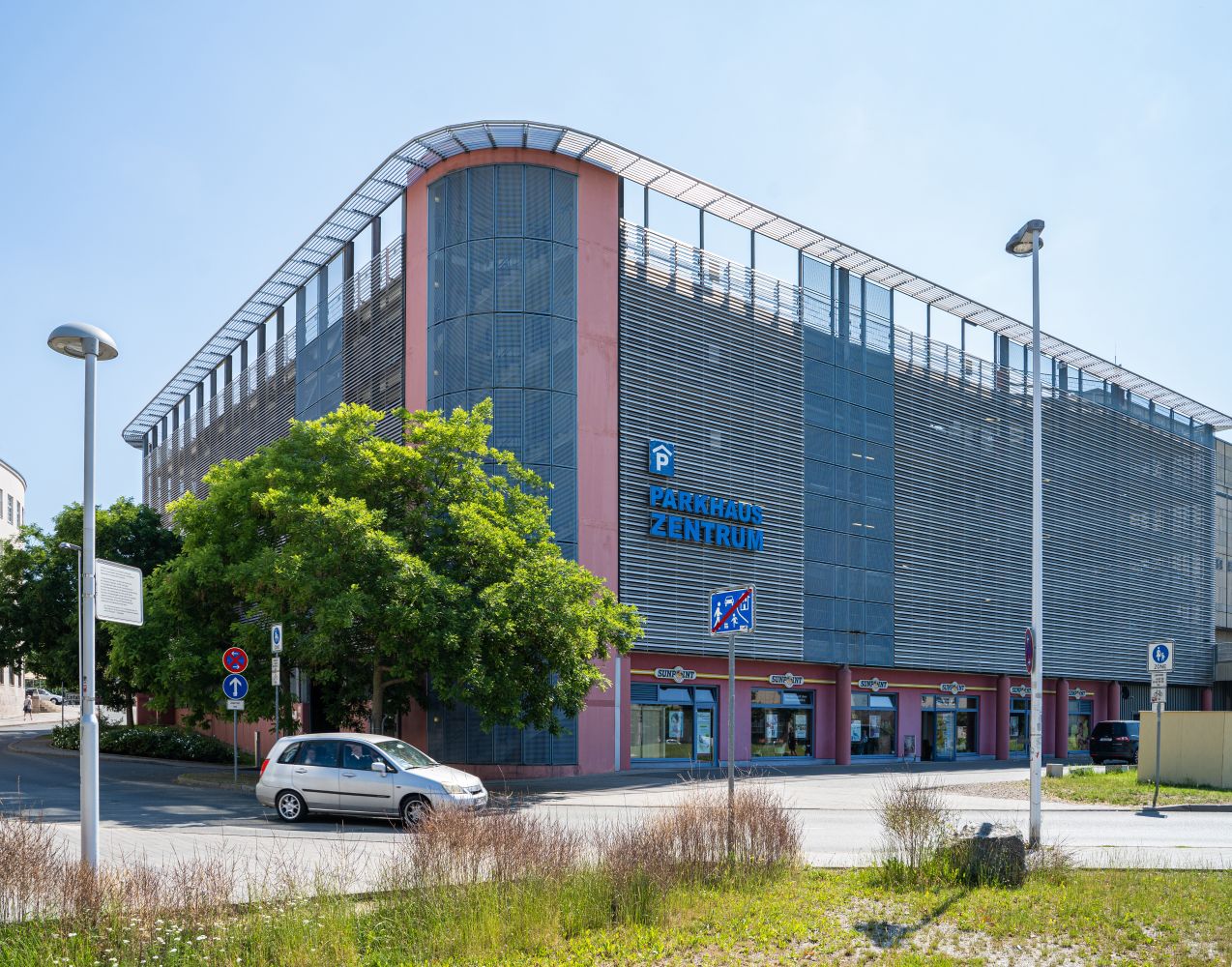 „Parkhaus Zentrum“ in Gera. Copyright: ARCADIA Investment Group. „Parkhaus Zentrum“ in Gera. Copyright: ARCADIA Investment Group.
