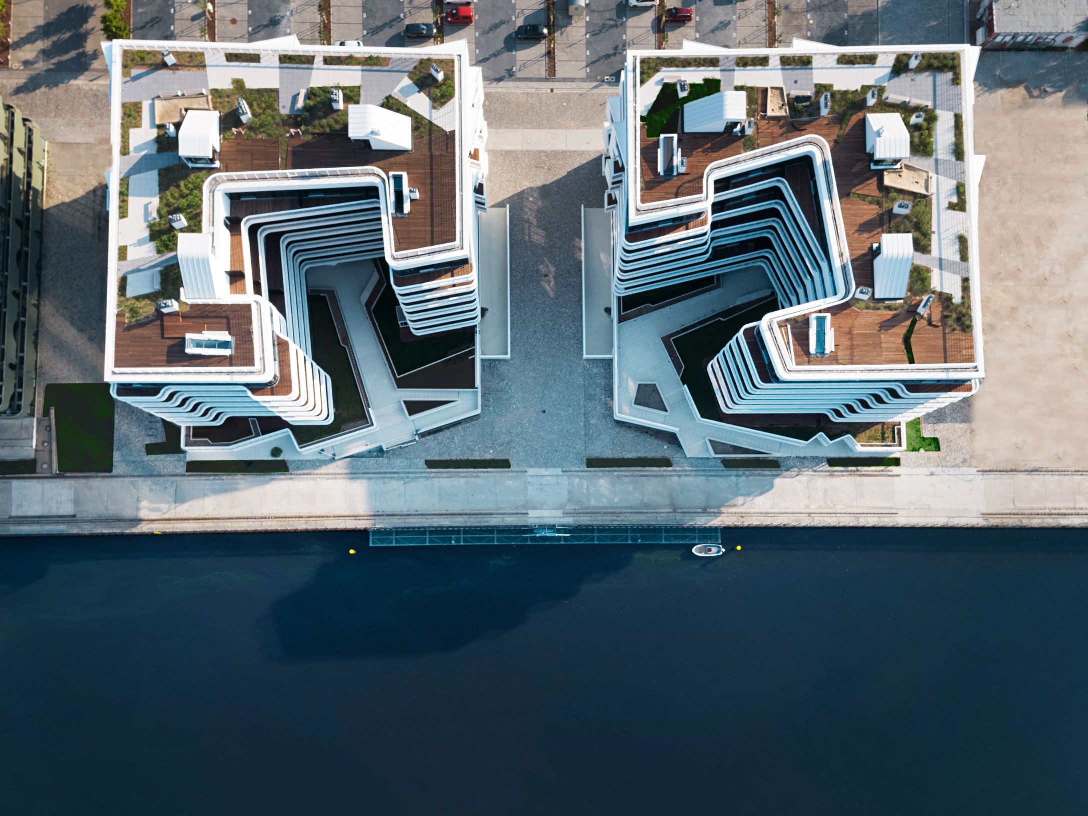 Das WAVE waterside living besteht aus zwei u-förmigen Wohnhäusern. Copyright: Bauwerk Capital.