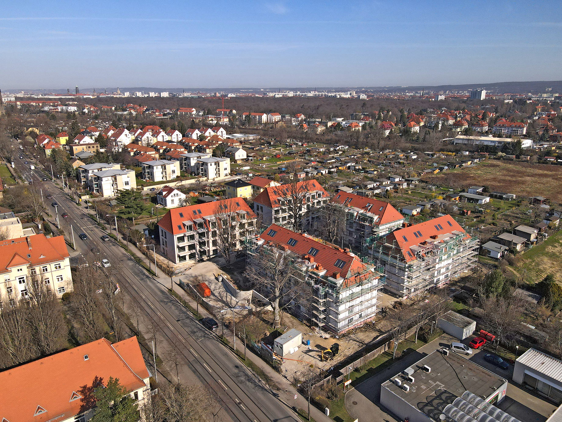 Blick auf die fünf neuen Mehrfamilienhäuser in der Dresdner Reicker Straße. Quelle: QUARTERBACK Immobilien AG.