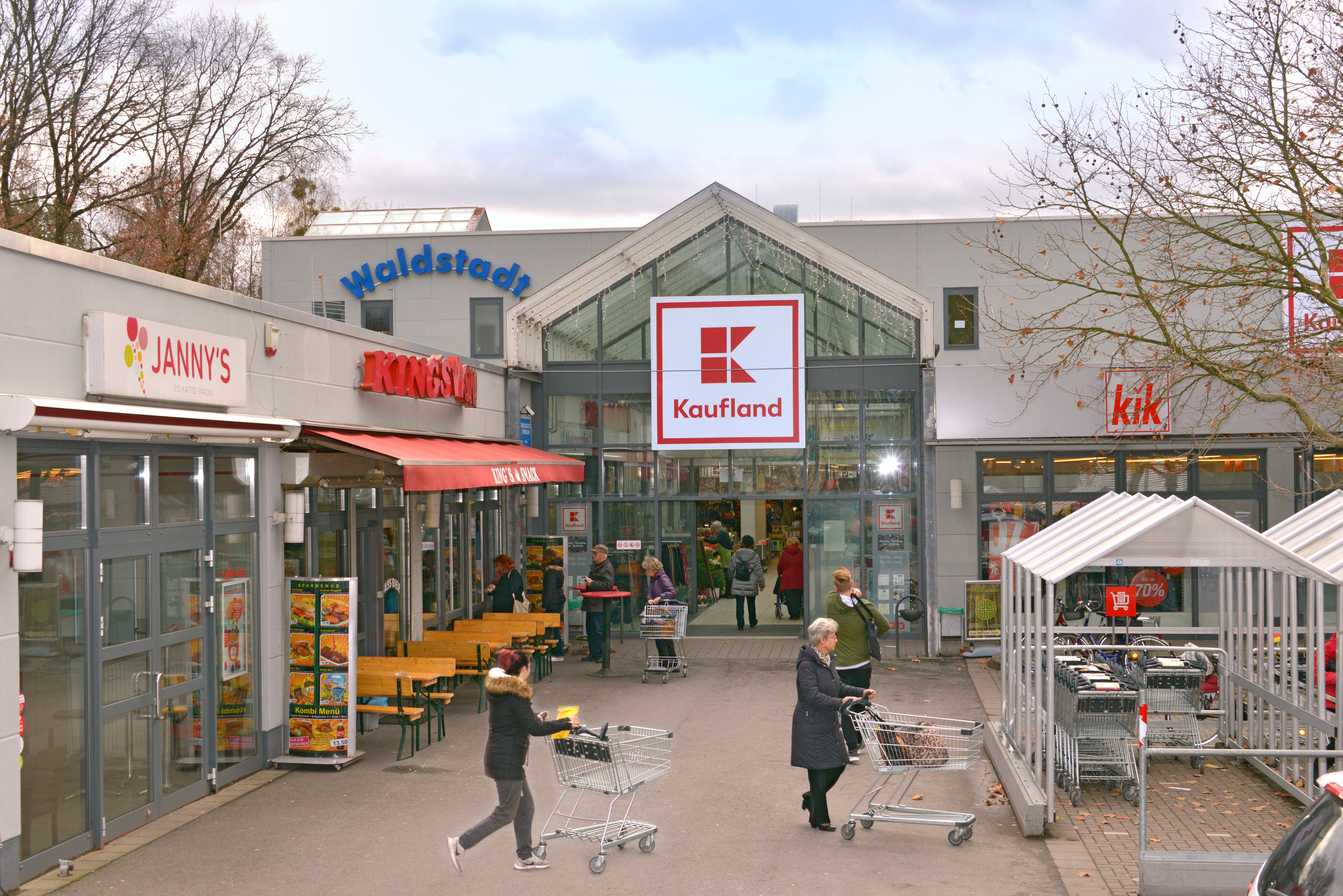 Das Waldstadt-Center in Potsdam (Quelle: Swiss Life Kapitalverwaltungsgesellschaft mbH). Das Waldstadt-Center in Potsdam (Quelle: Swiss Life Kapitalverwaltungsgesellschaft mbH).