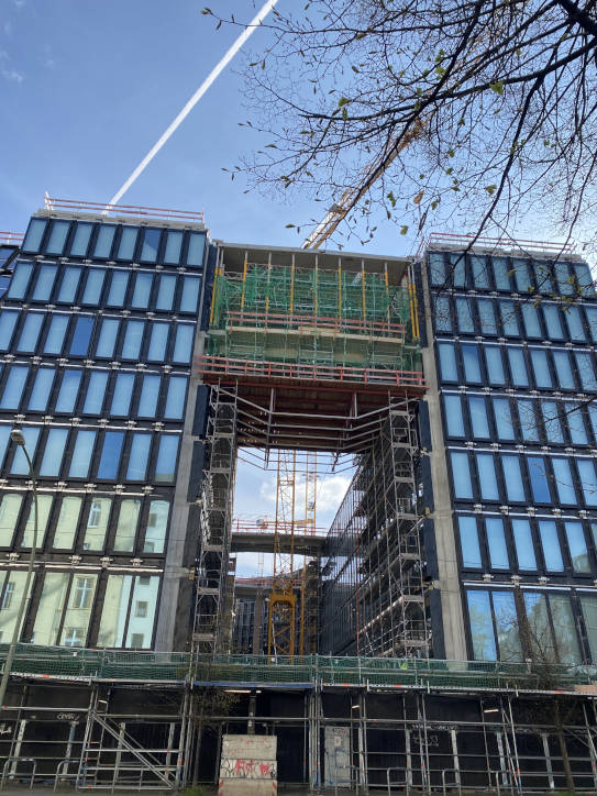 Einige Gebäude des Stadtquartiers AM TACHELES sind weit fortgeschritten. Copyright: Mara Kaemmel