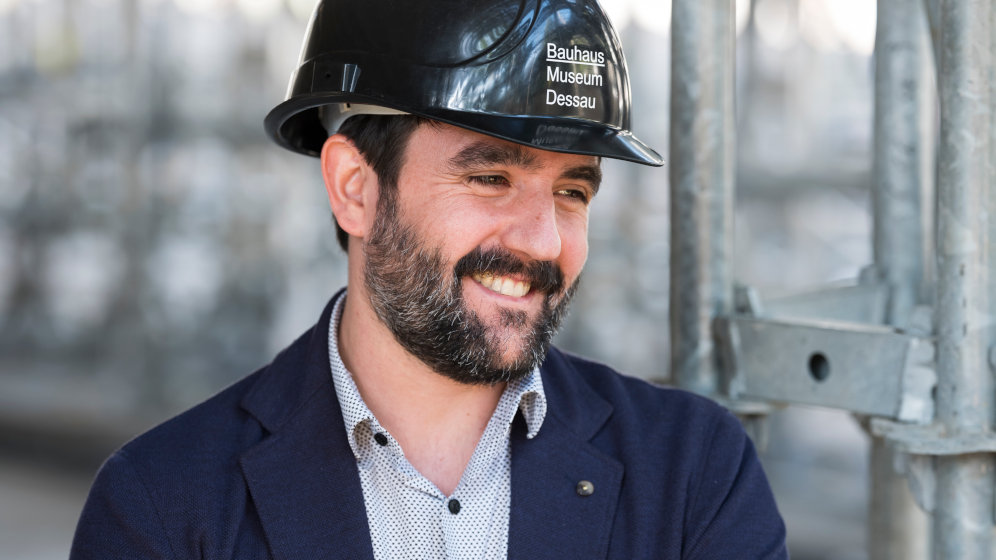 Roberto González – Architekt des Bauhaus Museums Dessau auf dem Baufeld. Copyright: Stiftung Bauhaus Dessau / Foto: Thomas Meyer / OSTKREUZ, 2018 Roberto González – Architekt des Bauhaus Museums Dessau auf dem Baufeld. Copyright: Stiftung Bauhaus Dessau / Foto: Thomas Meyer / OSTKREUZ, 2018