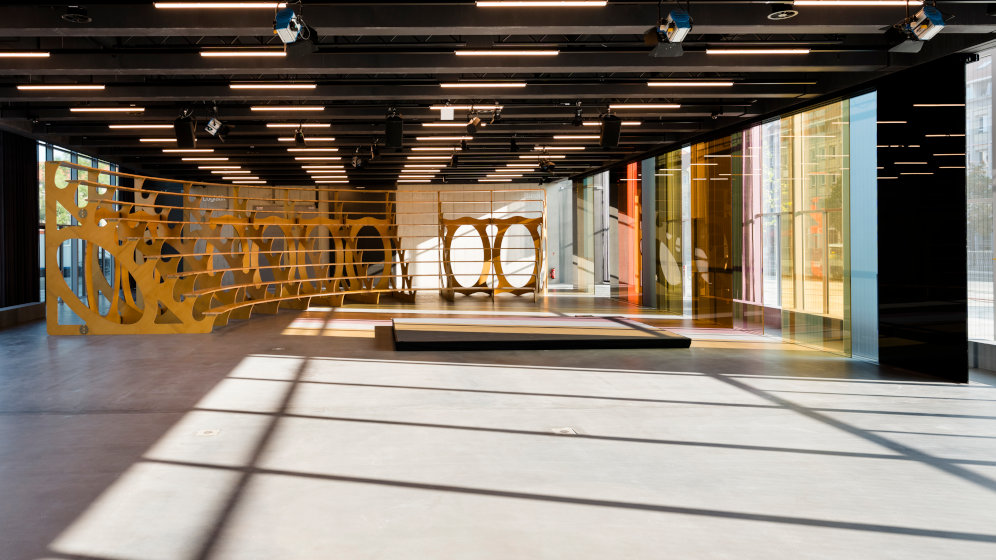 Bauhaus Museum Dessau: Offene Bühne im Erdgeschoss. Copyright: Stiftung Bauhaus Dessau / Foto: Thomas Meyer / OSTKREUZ, 2019 Bauhaus Museum Dessau: Offene Bühne im Erdgeschoss. Copyright: Stiftung Bauhaus Dessau / Foto: Thomas Meyer / OSTKREUZ, 2019