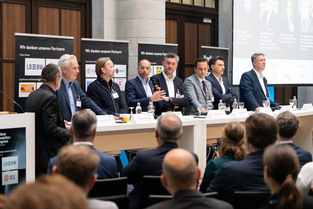 Das Auftaktpanel des Berliner Immobilienkongresses 2023. Copyright: IMMOCOM