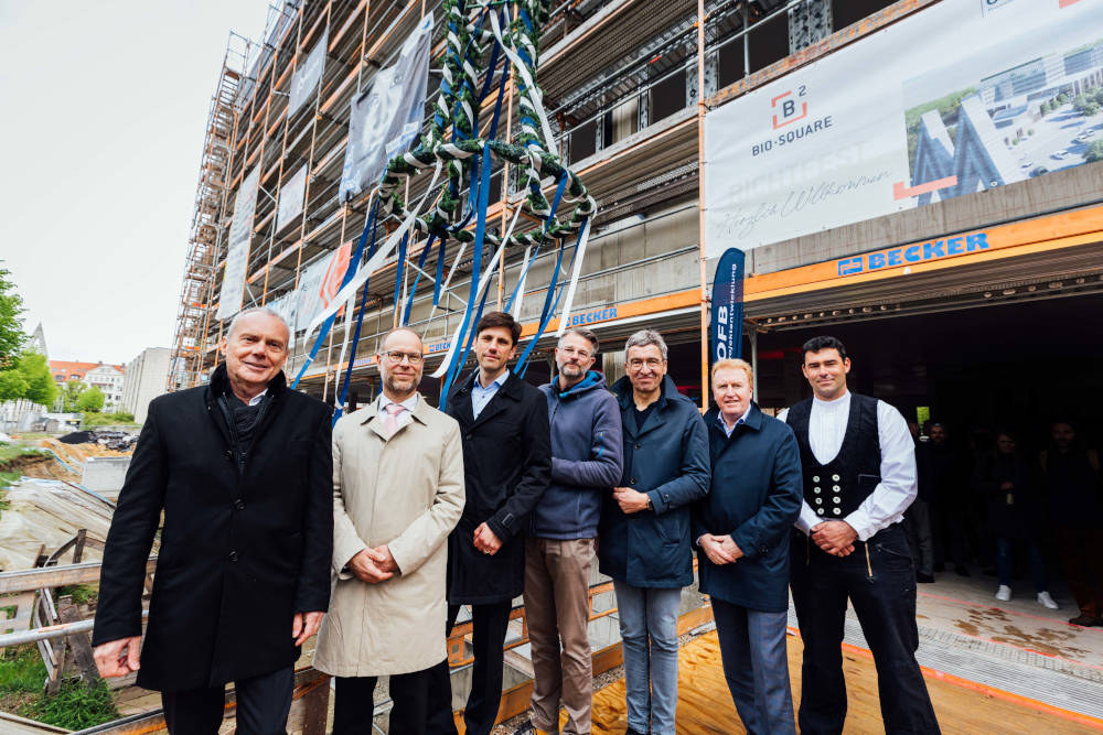 Die Richtkrone schwebt über dem ersen Bauabschnitt im Campus BioSquare Leipzig. Copyright: Christian Hüller