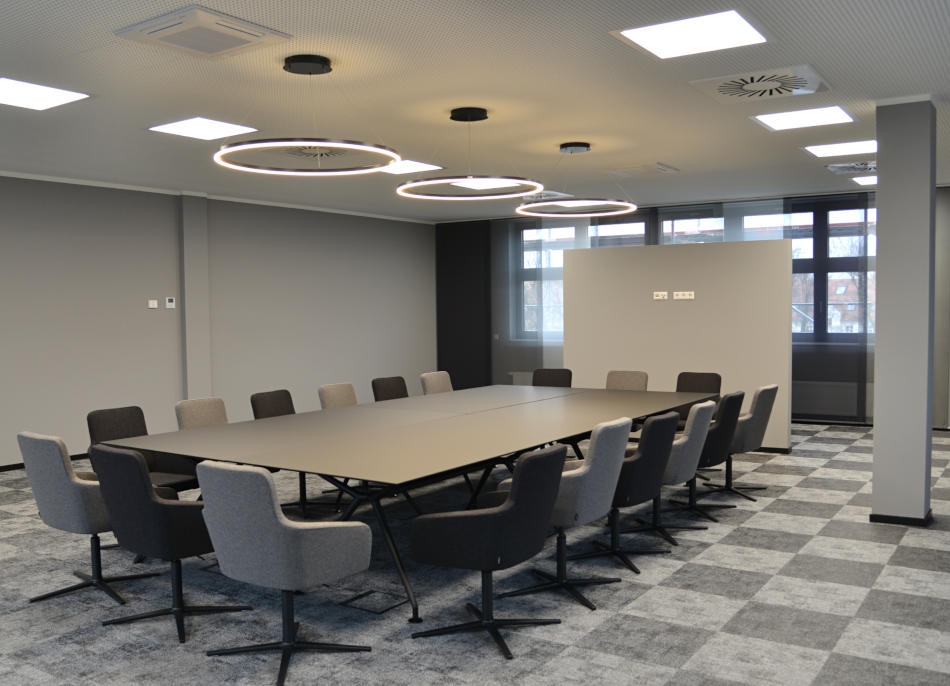 Große Meetings? Kein Problem in den Büroräumen in den Bleichert Werken. Copyright: InnenausSichten Große Meetings? Kein Problem in den Büroräumen in den Bleichert Werken. Copyright: InnenausSichten