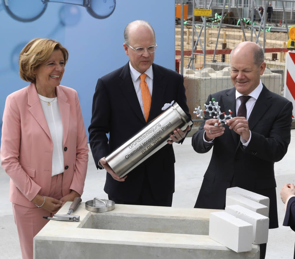 Von links: Malu Dreyer,
Hubertus von Baumbach und Olaf Scholz legen den Grundstein. Copyright: Frank Daum / Boehringer Ingelheim