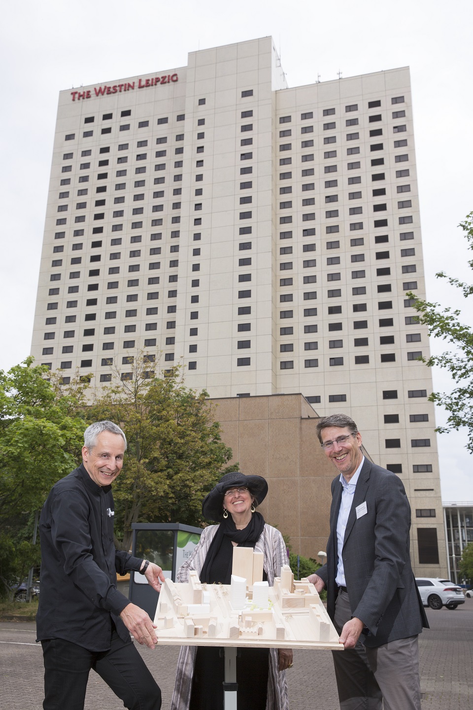 Prof. Jörg Springer,
Dorothee Dubrau und Norman Weichhardt (v.l.n.r.) mit dem Siegermodell von HENN Architekten vor dem Westin-Hotel. Quelle: Covivio / Stefan Hoyer. Prof. Jörg Springer, Dorothee Dubrau und Norman Weichhardt (v.l.n.r.) mit dem Siegermodell von HENN Architekten vor dem Westin-Hotel. Quelle: Covivio / Stefan Hoyer.