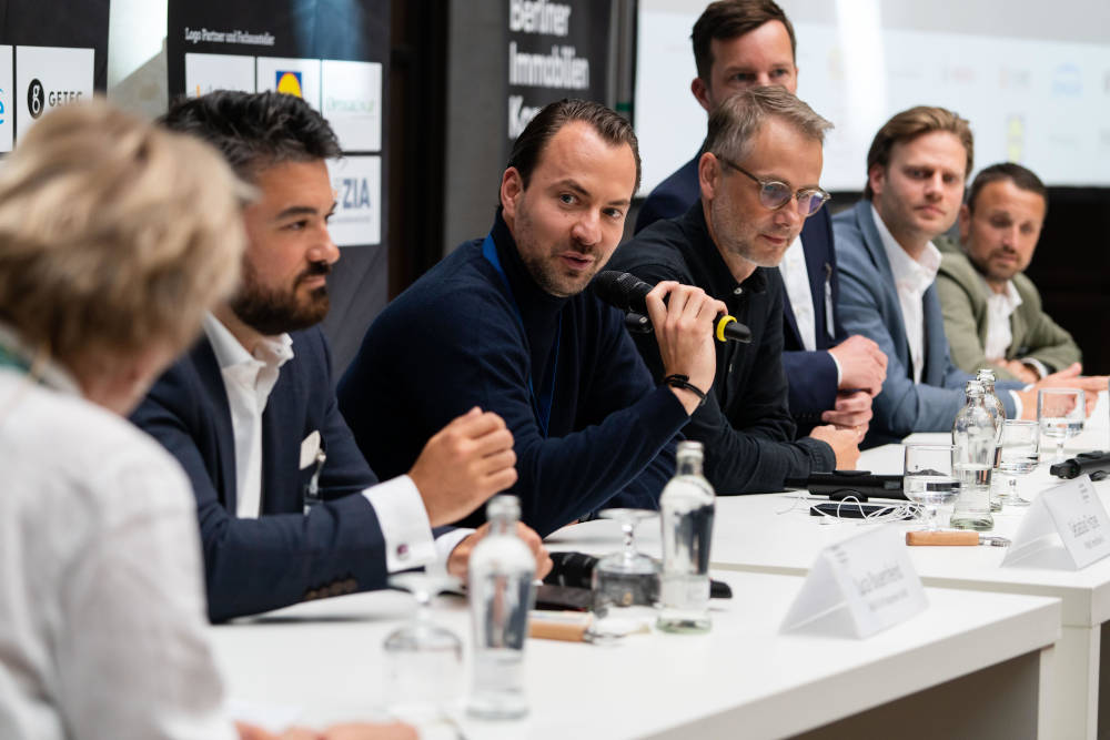 Wollen Projekte in Fahrt bringen: Die Experten der Bürorunde beim Berliner Immobilienkongress 2023. Copyright: IMMOCOM
