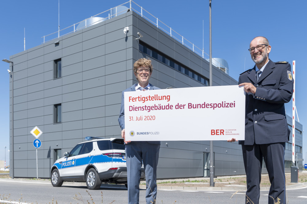 Engelbert Lütke Daldrup und Karl-Heinz Weidner (Präsident der Bundespolizeidirektion Berlin) bei den Feierlichkeiten. Copyright: Günter Wicker / Flughafen Berlin Brandenburg GmbH