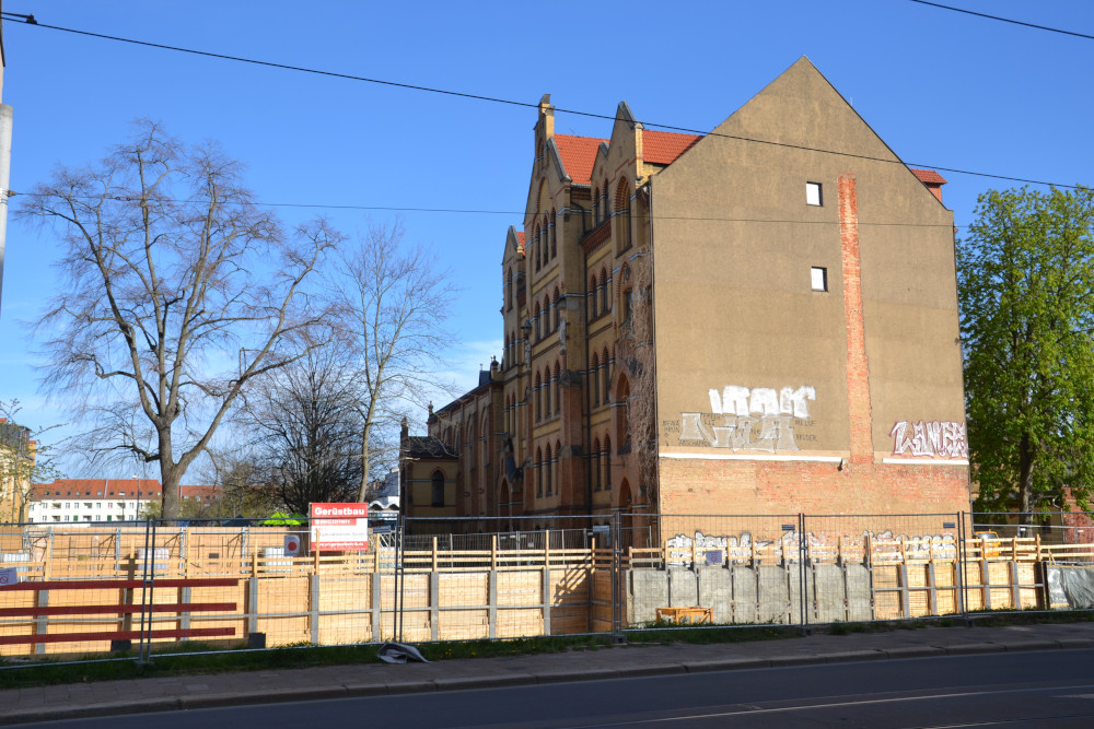 Die Bestandsgebäude der Kirche und der Pfarrei bleiben erhalten. Copyright: W&R IMMOCOM / Pierre Pawlik