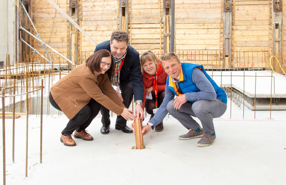 (v.l.n.r) Annett Trenz (Geschäftsführerin basis|d),
 Tobias Strieder (Vorstand Caritsverband Leipzig e.V.),
 Maria Baumann (Vorstandsassistentin Caritasverband Leipzig e. V.) und Jörg Wimmer (Geschäftsführer basis|d) bei der Zeremonie. Foto: Frank Schütze