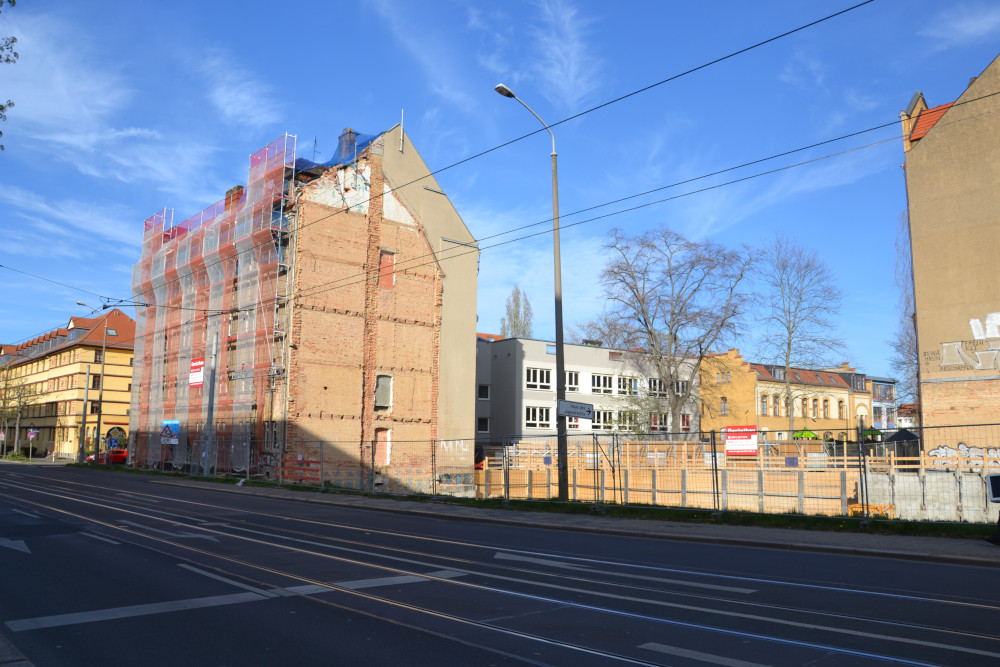 Aus dem Haus links werden Schüler-Apartments, direkt anschließend die bereits fertige Kita (graues Gebäude). Copyright: W&R IMMOCOM / Pierre Pawlik