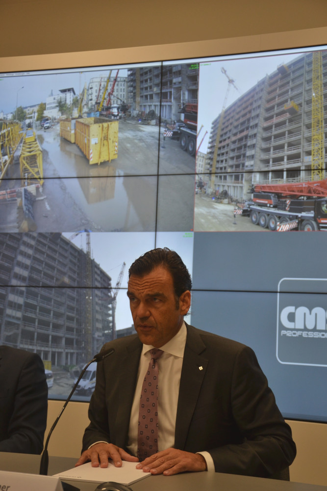 Christoph Gröner vor Videobildern von der "FourLiving"-Baustelle. Copyright: W&R IMMOCOM / Pierre Pawlik Christoph Gröner vor Videobildern von der "FourLiving"-Baustelle. Copyright: W&R IMMOCOM / Pierre Pawlik