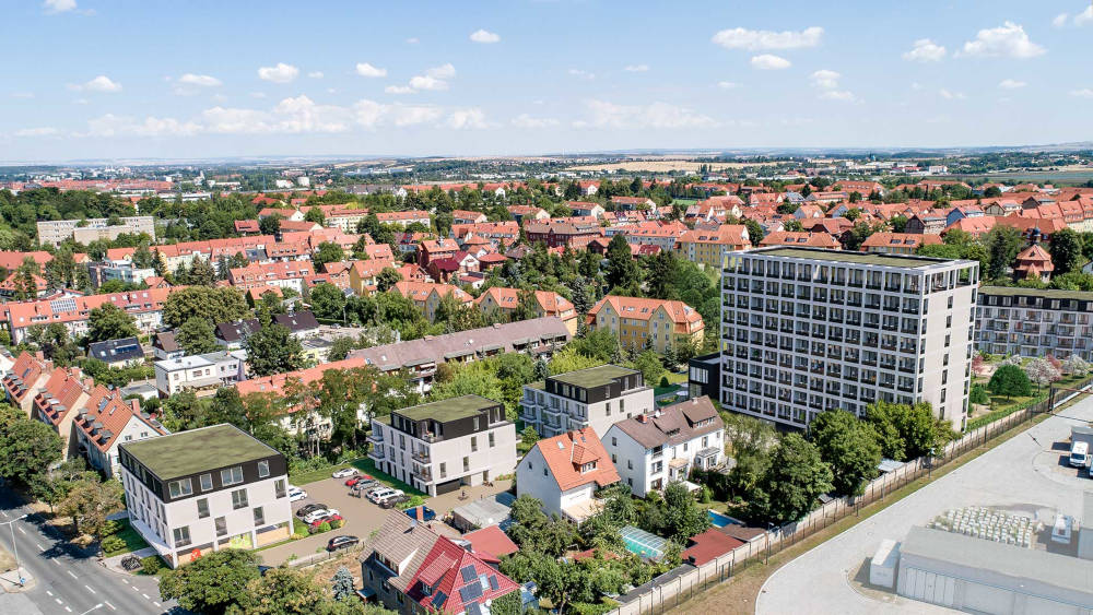 Rechts das Bestandsgebäude,
 links einige der Neubauten im Quartier COLORIA. Copyright: AOC | Die Stadtentwickler