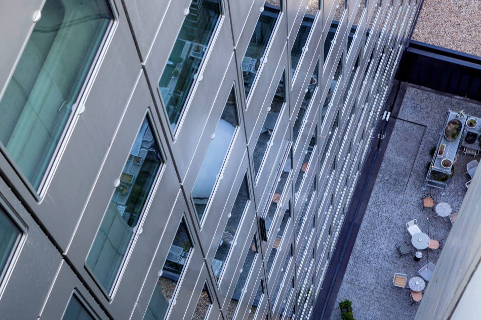 Die außergewöhnliche Fassade des Commerzbank-Hochhauses blieb bei der Umwandlung erhalten. Hier mit Blick in den Innenhof. Copyright: HPP Architekten / Foto: Ralph Richter