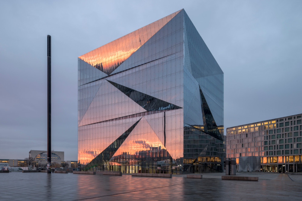 Der cube berlin bei Abenddämmerung. Copyright: CA Immo/Adam Mørk