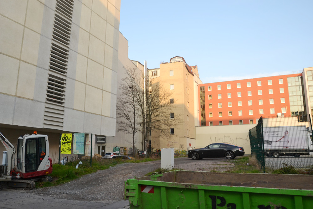Diese Brachfläche zwischen LWB-Haus und Parkplatz soll nun bebaut werden. Copyright: W&R IMMOCOM / Pierre Pawlik Diese Brachfläche zwischen LWB-Haus und Parkplatz soll nun bebaut werden. Copyright: W&R IMMOCOM / Pierre Pawlik