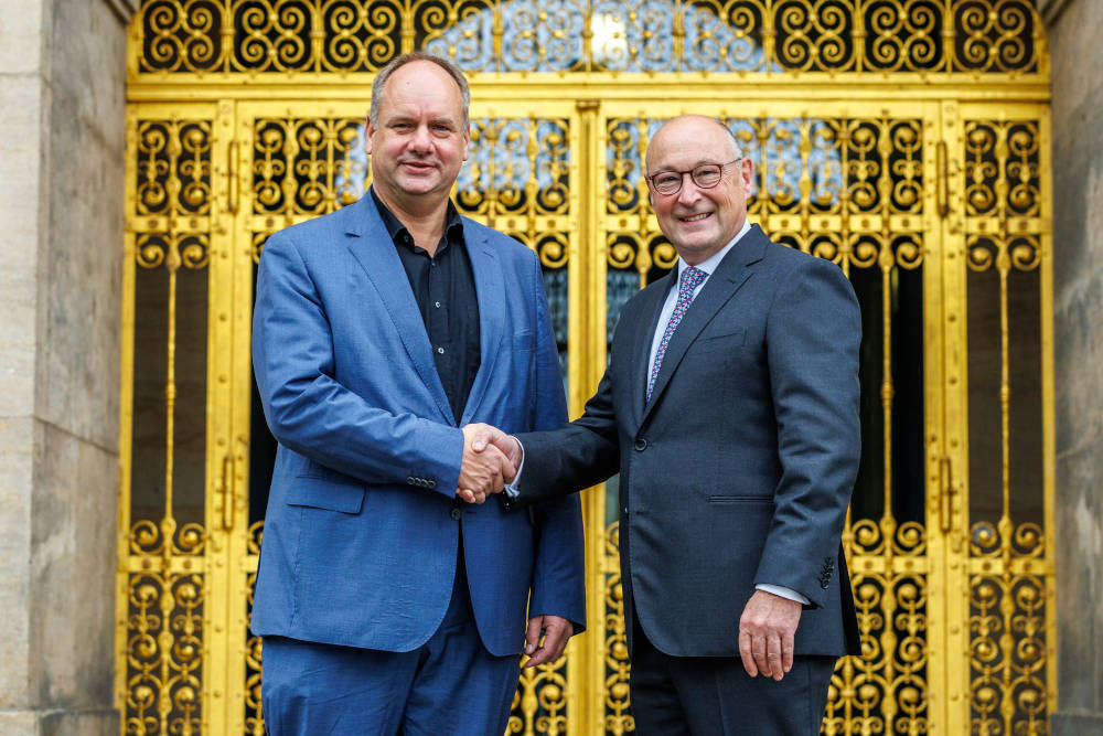 Dresdens Oberbürgermeister Dirk Hilbert (links) und Vonovia CEO Rolf Buch besiegeln die Einigung. Copyright: Vonovia SE / Eric Münch