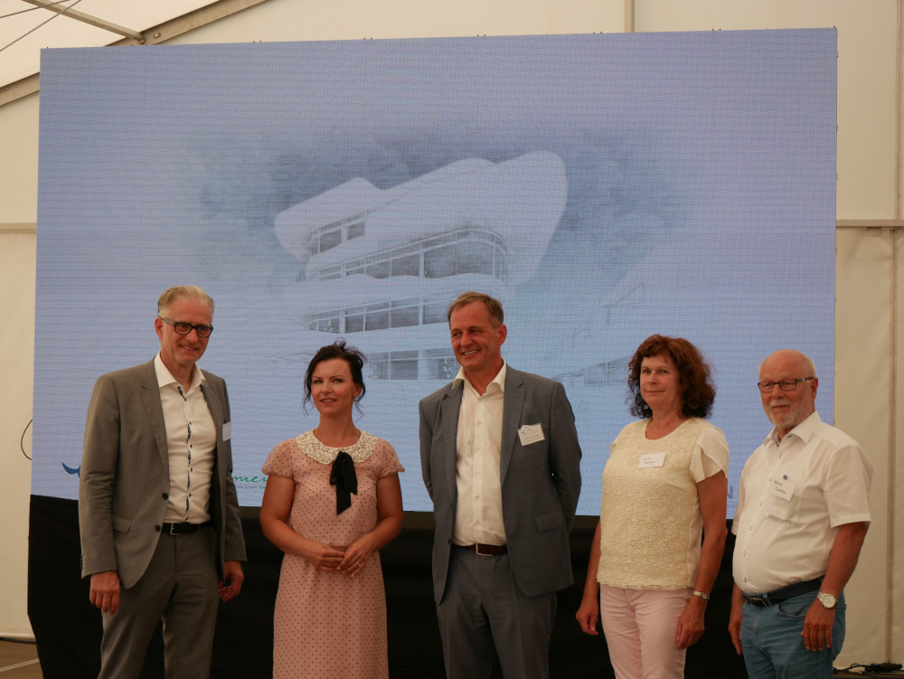 Vorstellung der Pläne für den ehemaligen Flugplatz Drewitz: (v.l.n.r.) Tassilo Soltkahn, Euro Movement, Jana Schimke (MbB), Jochem Schöppler, Euro Movement, Amtsdirektorin Elvira Hölzner, Helmut Badtke, Bürgermeister Jänschwalde. Copyright: Soltkahn AG Vorstellung der Pläne für den ehemaligen Flugplatz Drewitz: (v.l.n.r.) Tassilo Soltkahn, Euro Movement, Jana Schimke (MbB), Jochem Schöppler, Euro Movement, Amtsdirektorin Elvira Hölzner, Helmut Badtke, Bürgermeister Jänschwalde. Copyright: Soltkahn AG