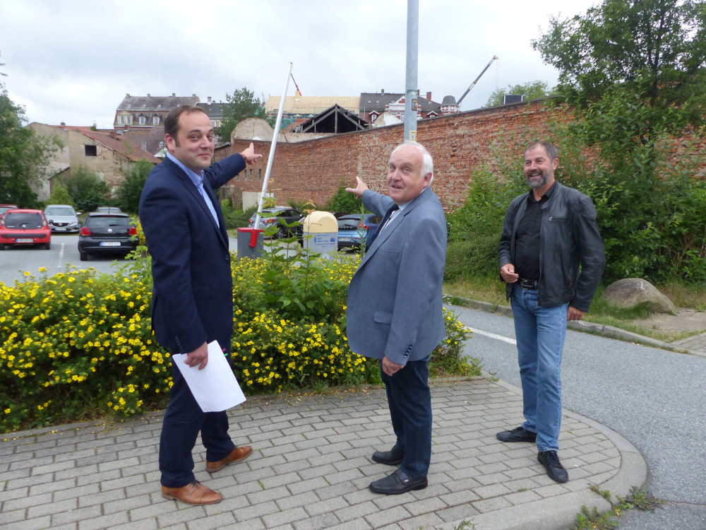 Jan Hasek,
 Oberbürgermeister Dietmar Buchholz und Bauamtsleiter Albrecht Gubsch (v.l.n.r.) vor dem Gelände des zukünftigen EDEKA Marktes. Copyright: meeco Communication Services)