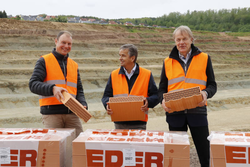 Die Geschäftsführer des EDER Ziegelwerkes feiern 25-jähriges Jubiläum. Copyright: Eder