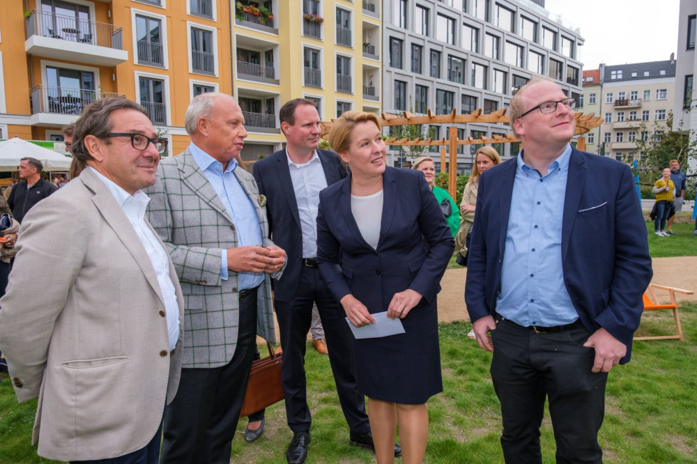 Einweihung mit (v.l.): Michael Staudinger (Vorstand BAUWERT Aktiengesellschaft),
Dr. Jürgen Leibfried (Vorstand BAUWERT Aktiengesellschaft),
Ulrich Schiller (Geschäftsführer HOWOGE),
Dr. Franziska Giffey (Bundesfamilienministerin) und Sven Heinemann (MdA). Copyright: BAUWERT Aktiengesellschaft Einweihung mit (v.l.): Michael Staudinger (Vorstand BAUWERT Aktiengesellschaft), Dr. Jürgen Leibfried (Vorstand BAUWERT Aktiengesellschaft), Ulrich Schiller (Geschäftsführer HOWOGE), Dr. Franziska Giffey (Bundesfamilienministerin) und Sven Heinemann (MdA). Copyright: BAUWERT AG