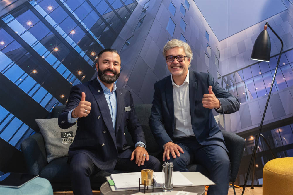 Freuen sich über die Signings,
 David Etmenan,
 Chief Executive Officer & Owner NOVUM Hospitality (links) und Henning Rothfuß,
 Head of Project Management NOVUM Hospitality. Quelle: NOVUM Hospitality