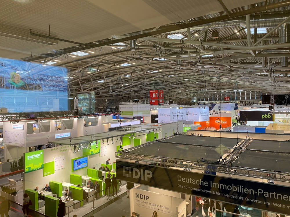 Eine Halle aus der oberen Etage fotografiert. Copyright: IMMOCOM