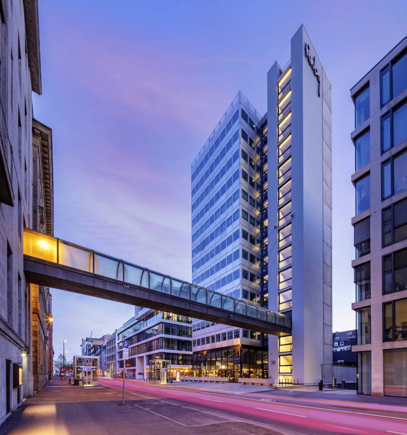 Das Commerzbank-Hochhaus erlebte eine Konversion vom Bürohochhaus zum Hotel. Copyright: Ralph Richter Photodesign,Germany