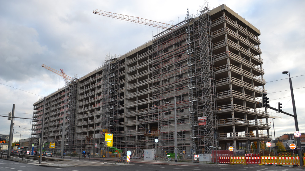 Die Baukräne stehen wieder. Copyright: Pierre Pawlik / W&R IMMOCOM Die Baukräne stehen wieder. Copyright: Pierre Pawlik / W&R IMMOCOM