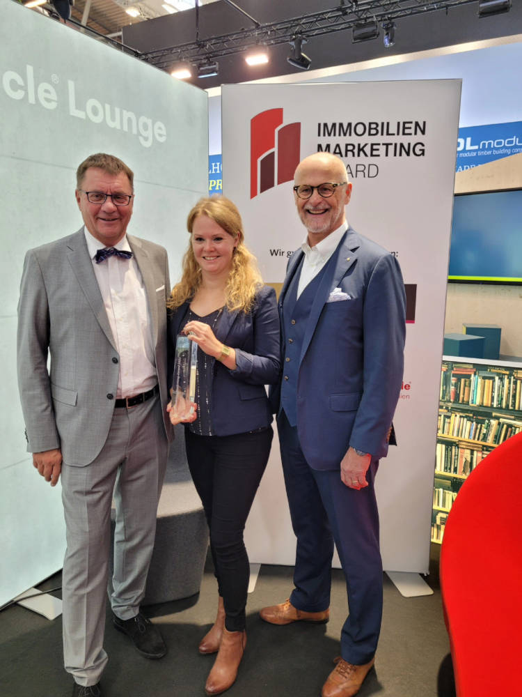 Katrin Hitziggrad nimmt den Award enteggen. Copyright: FreiRaumStation