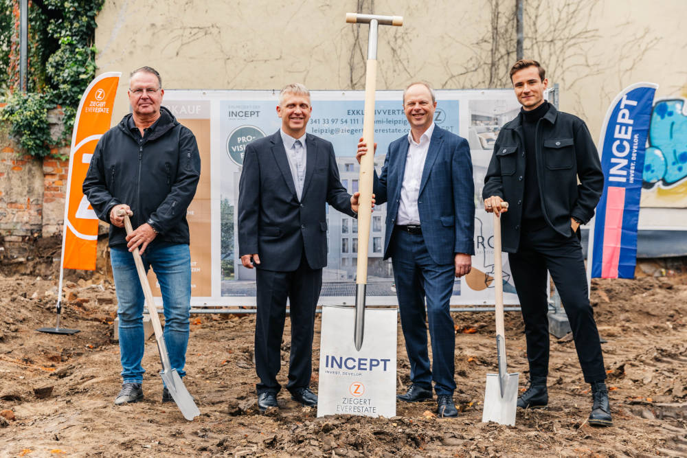 Spatenstich beim Neubauprojekt FROMI. V.l.n.r.: Steffen Schmidt,
Geschäftsführer des Generalunternehmens VARIO Bautechnik GmbH,
Detlef Schneider,
Head of Development Leipzig des Projektentwicklers INCEPT GmbH,
Jan Herrmann,
Director Development der INCEPT GmbH,
und Eric Wegener vom Vermarkter Ziegert EverState GmbH. Foto: INCEPT GmbH