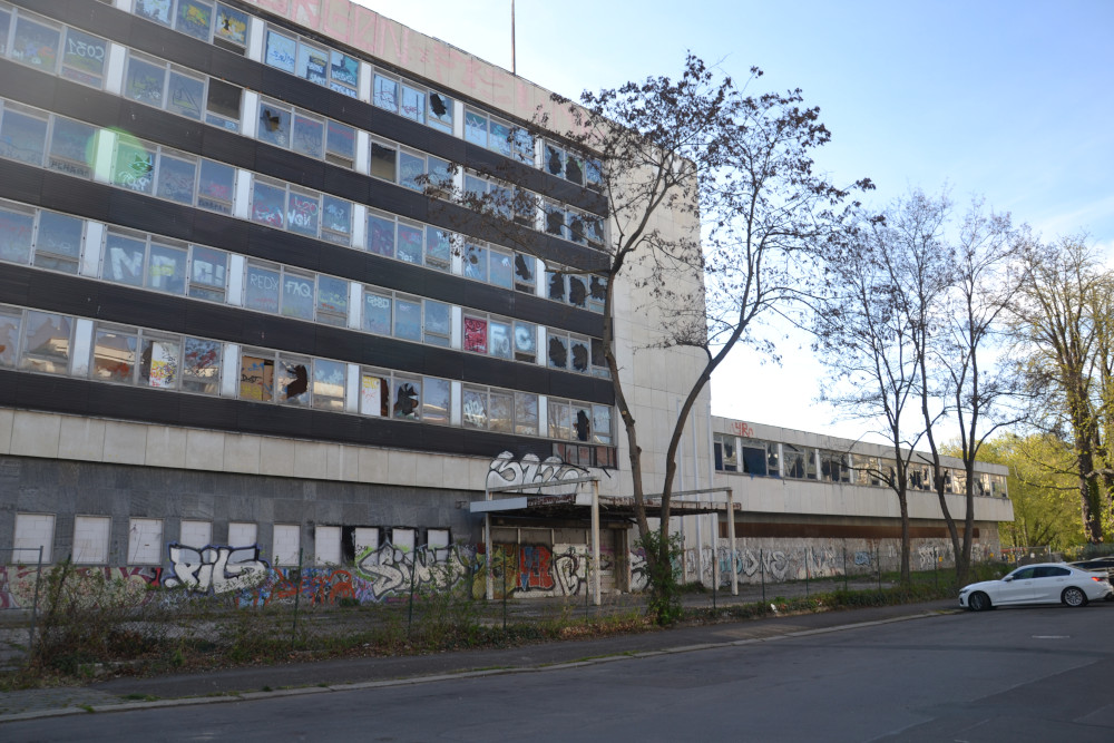 Der verrammelte Eingang zum Gästehaus am Parkt.  Copyright: W&R IMMOCOM / Pierre Pawlik