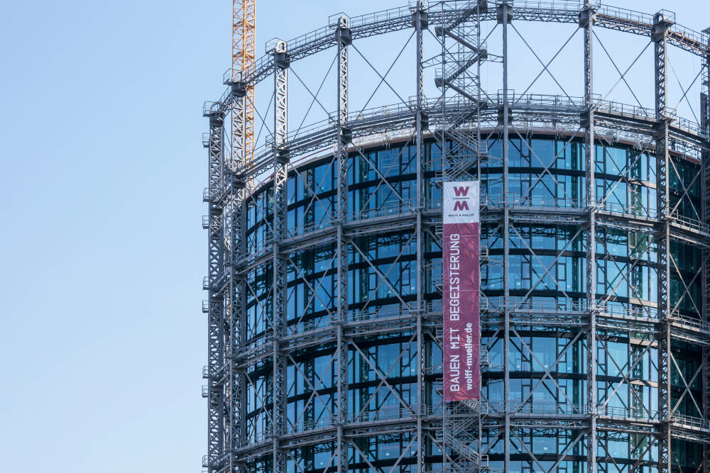 1,20 Meter beträgt der Abstand zwischen dem äußeren Stahlskelett und dem Neubau am Gasometer Schöneberg