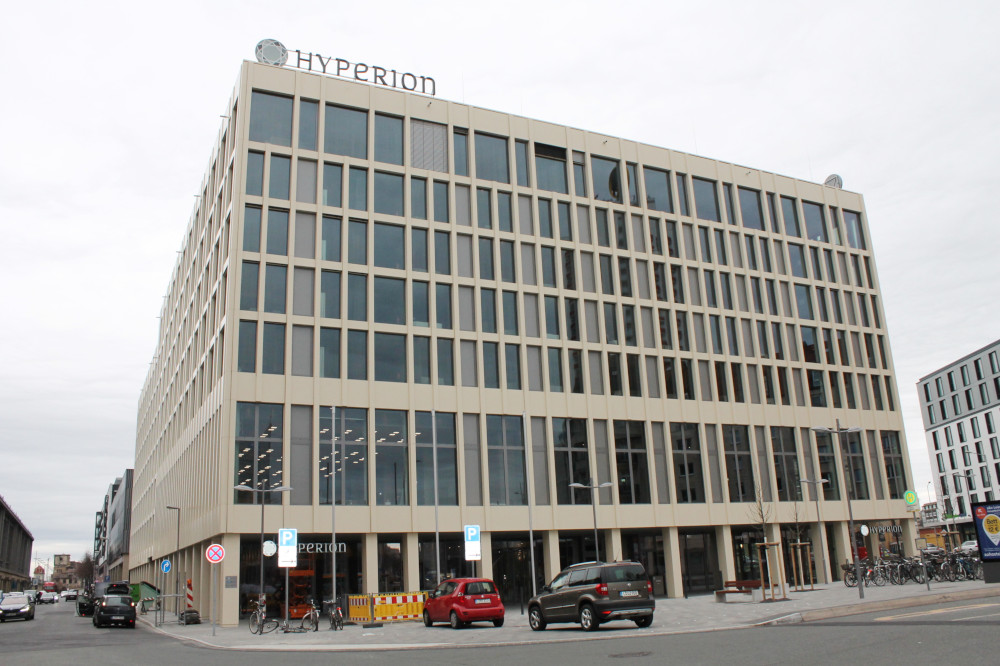 Das Hyperion-Hotel vom Hauptbahnhof aus gesehen. Copyright: W&R IMMOCOM / Pierre Pawlik