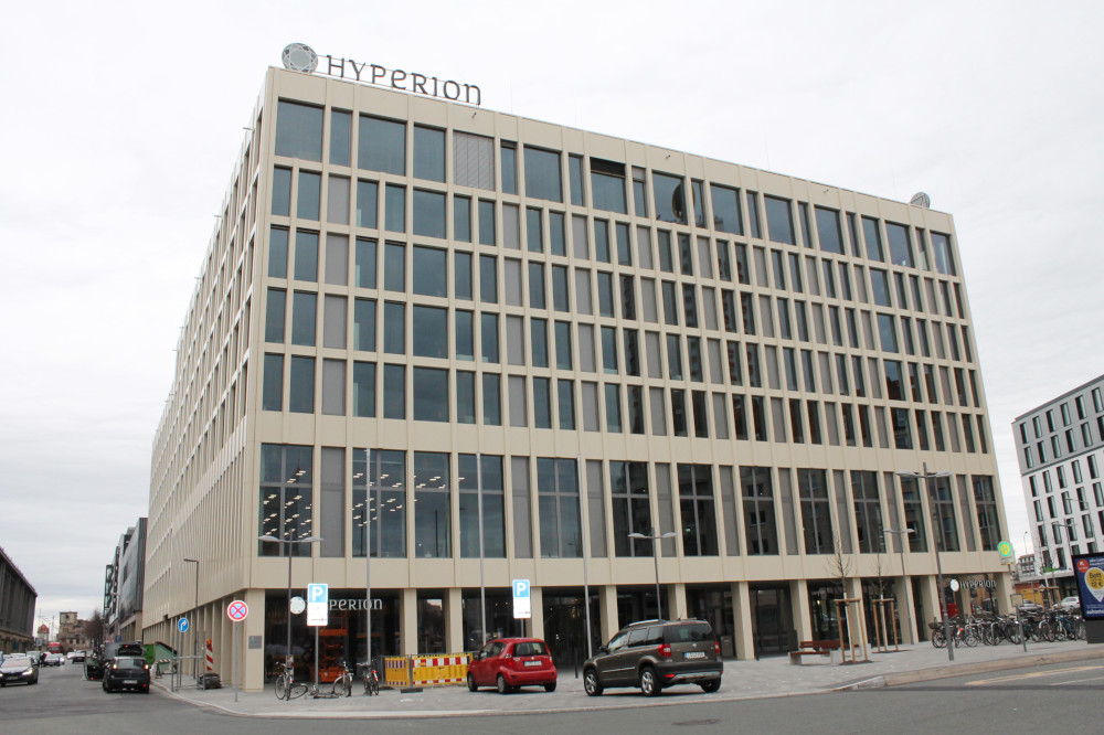 Das Hyperion-Hotel vom Hauptbahnhof aus gesehen. Copyright: W&R IMMOCOM / Pierre Pawlik Das Hyperion-Hotel vom Hauptbahnhof aus gesehen. Copyright: W&R IMMOCOM / Pierre Pawlik