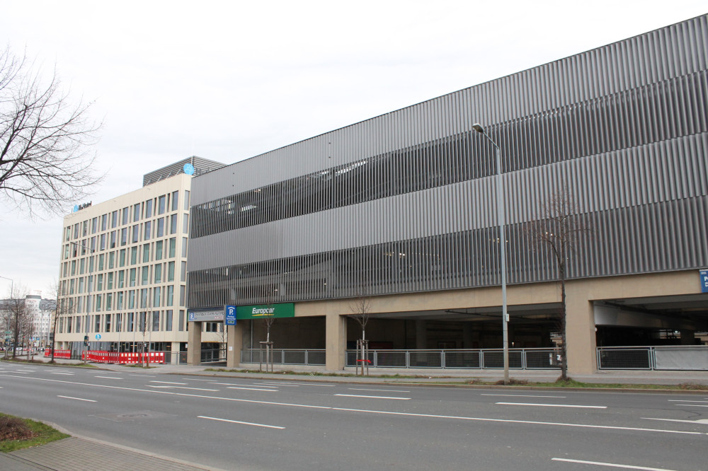 Die H-Hotels grenzen direkt an das Fernbus-Terminal. Copyright: W&R IMMOCOM / Pierre Pawlik Die H-Hotels grenzen direkt an das Fernbus-Terminal. Copyright: W&R IMMOCOM / Pierre Pawlik