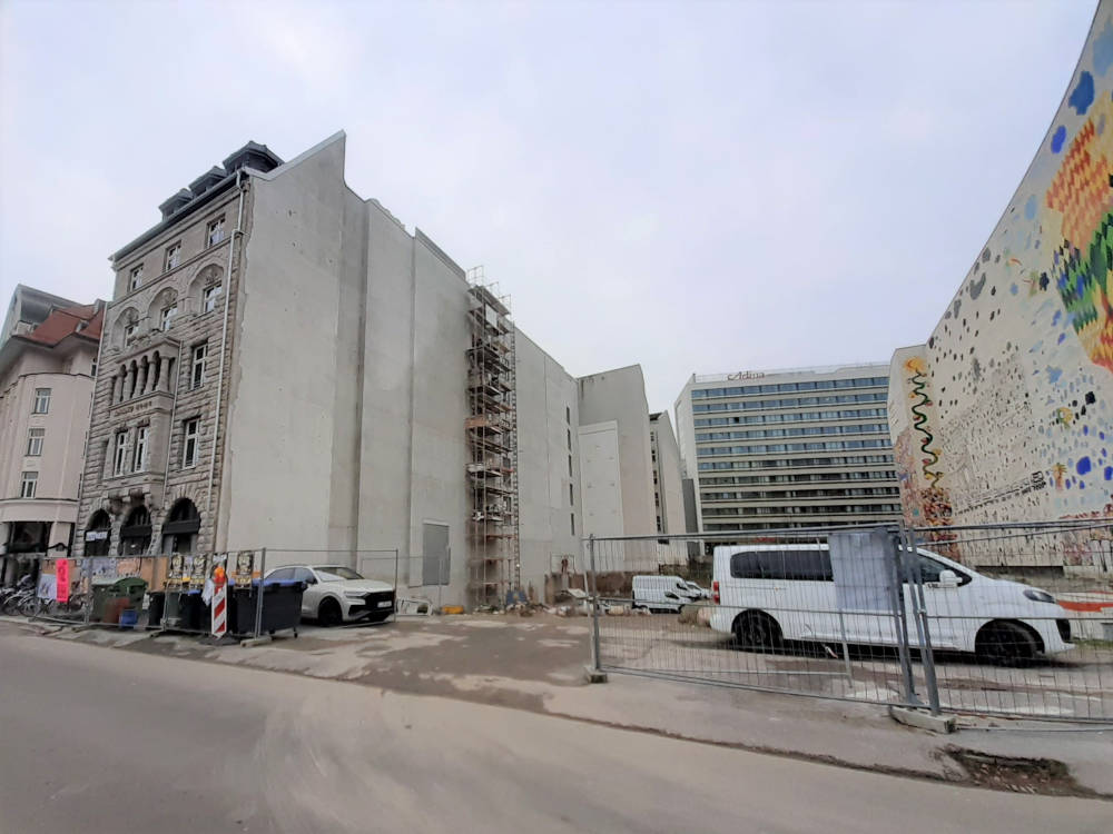 Diese Baulücke in Leipzigs Innenstadt wird durch den Neubau eines Hotels im Harmelinquartier geschlossen. Copyright: Frank Baecke / IMMOCOM