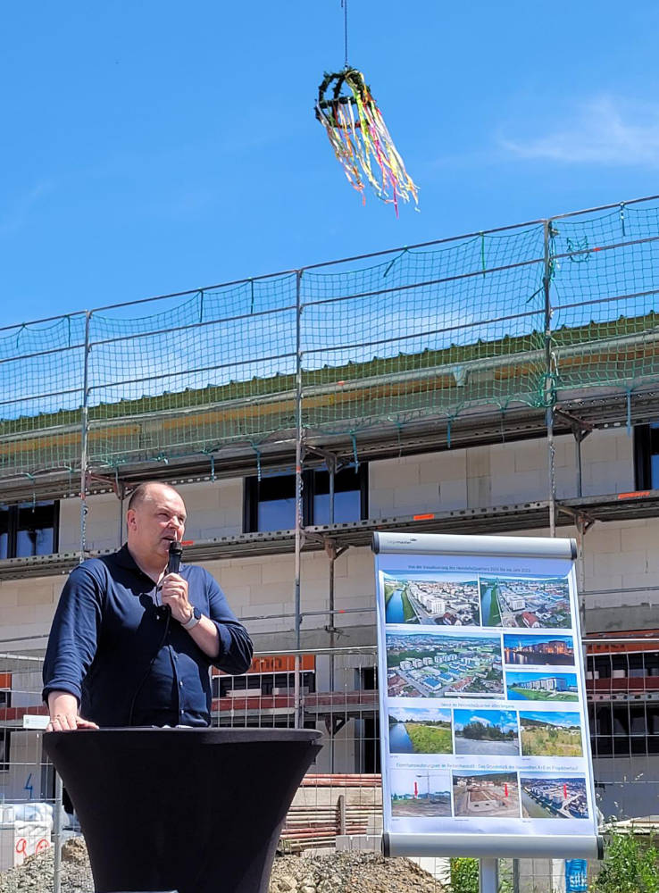 Tobias Schallert,
Geschäftsführer der Wohngroup,
beim Richtfest im HeinrichsQuartier. Copyright: Wohngroup