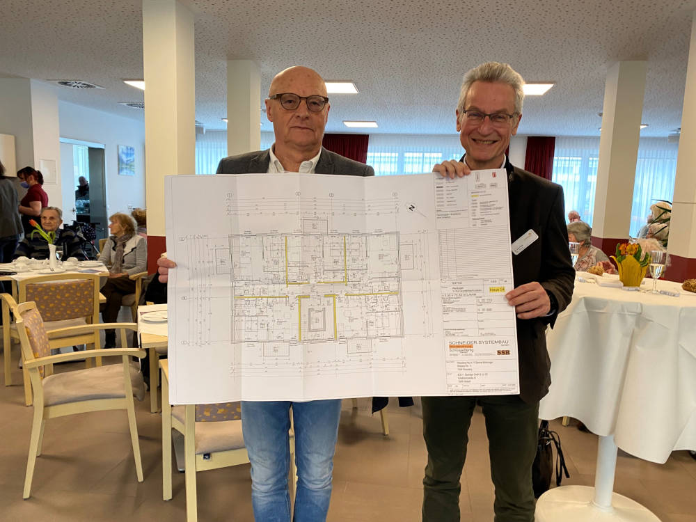 Herbert Bitsch (BCB) und Axel Theis (ProCurand-Geschäftsführer) mit einem Grundriss für eine Pflegeimmobilie. Copyright: Mara Kaemmel