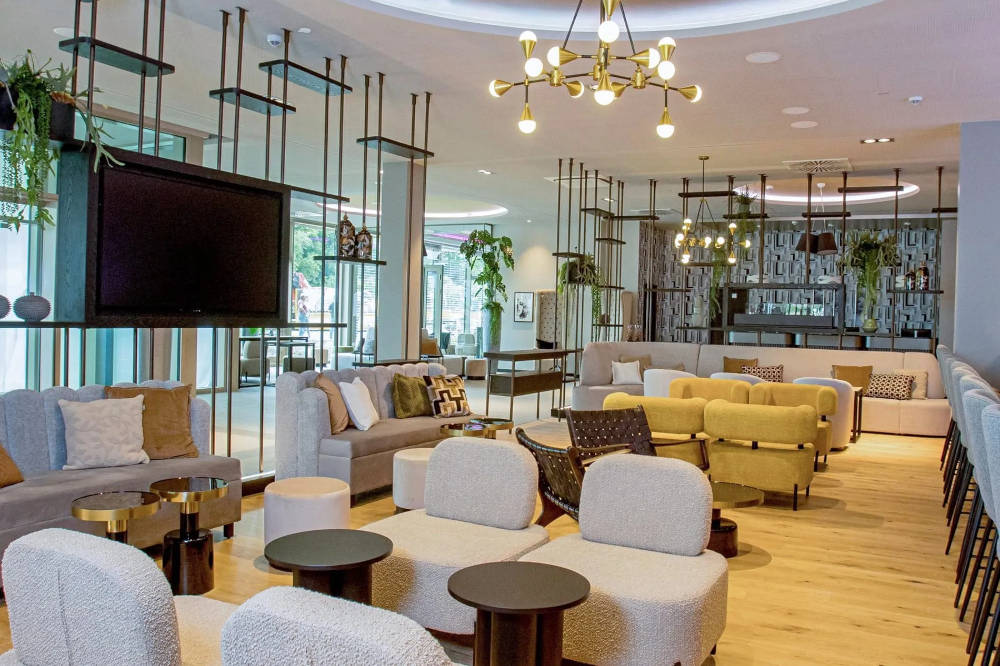 Die Bar im Leonardo Royal Cologne Bonn Airport. Copyright: Tim Karapetian / Leonardo Hotel