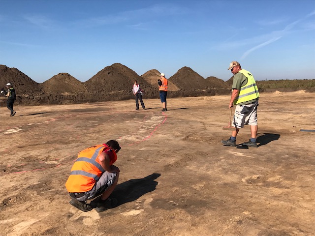 Archäologen zeichnen einen Grundriss einer rund 4.000 Jahre alten Siedlung. Copyright: Landeshauptstadt Magdeburg / Sylvia Loeber