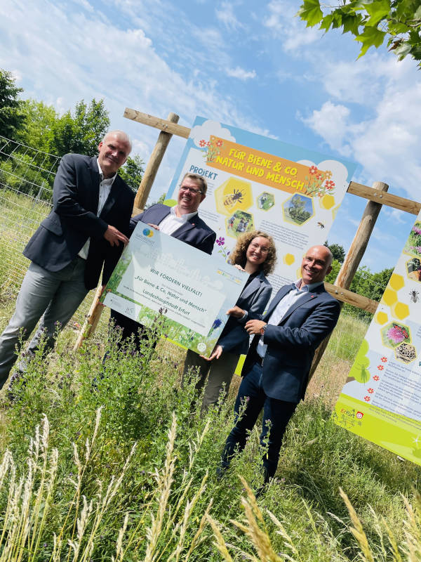 Für die Bienen ließ die KoWo eine artenreiche Blumenwiese anlegen. Der erste Honig wurde im Juni 2022 verkostet. Foto: KoWo