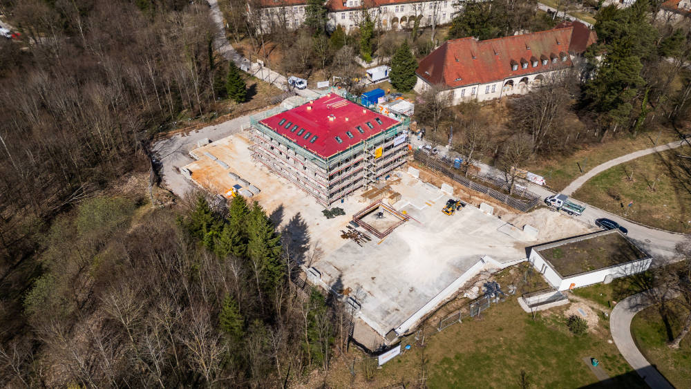 Ein Neubau von Le Village in Haar steht im Rohbau. Copyright: QUARTERBACK Immobilien AG / Bettina Theisinger