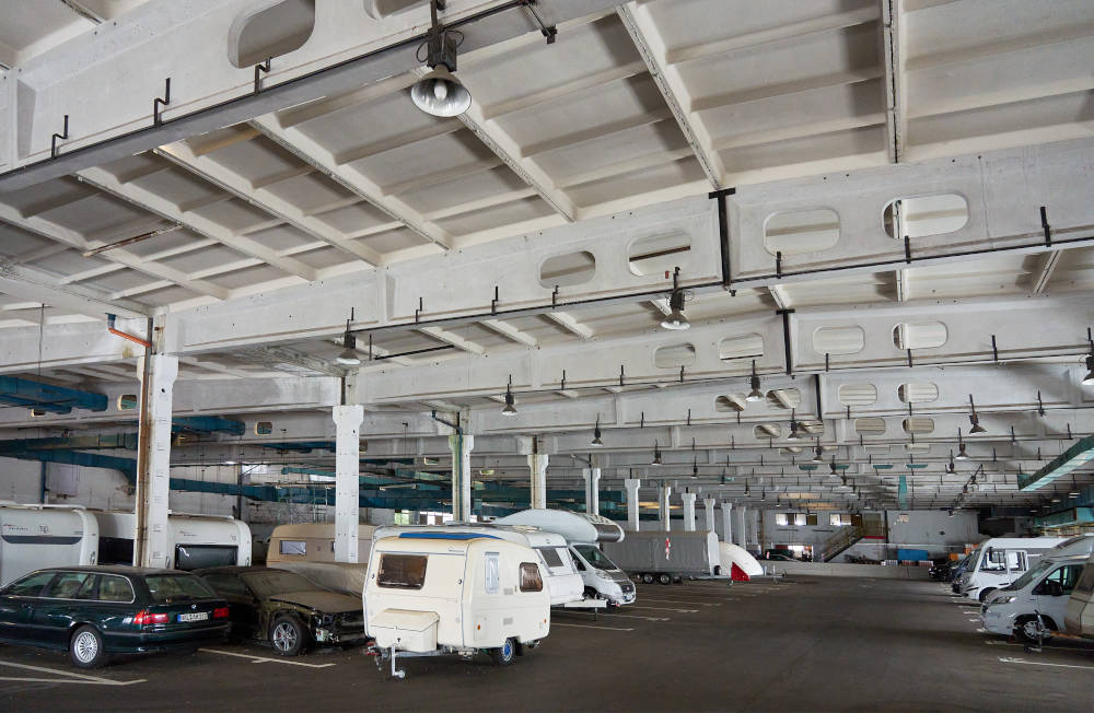 Die 5.000 Quadratmeter große Halle dient noch als Unterstellmöglichkeit für Campingmobile. Copyright: Tom Dachs