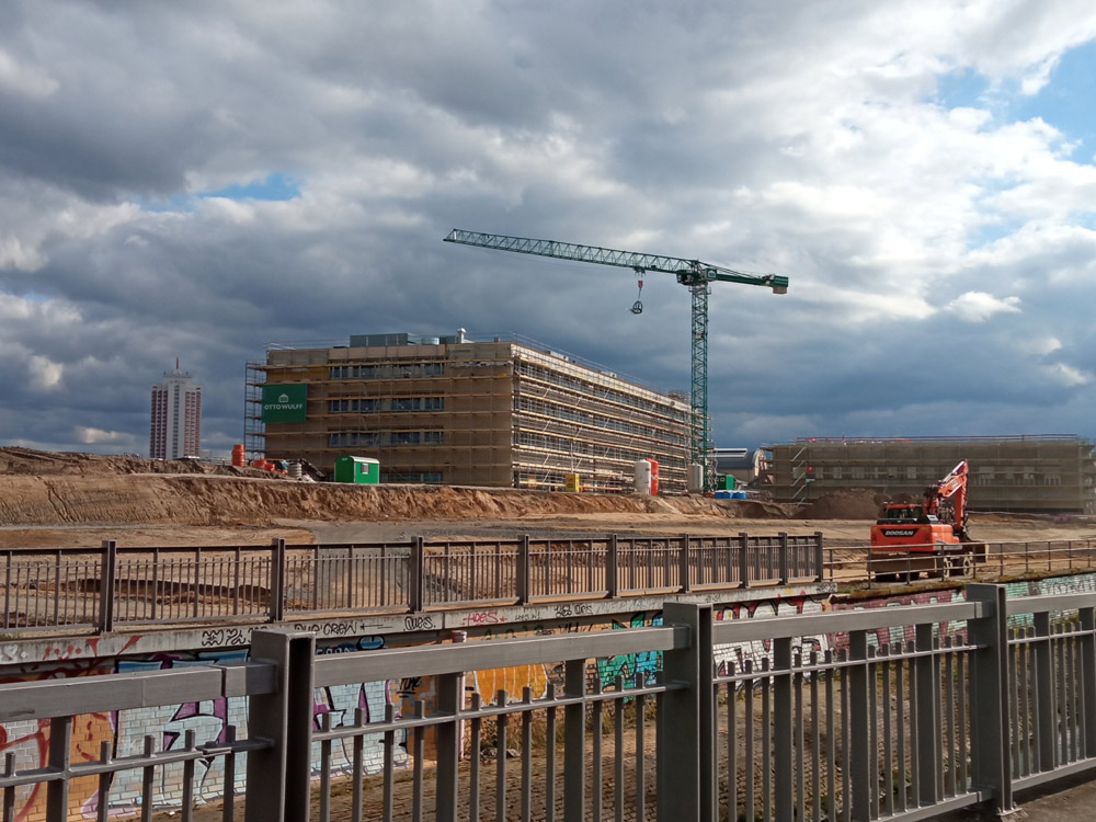 Die Richtkrone schwebt über dem Gymnasium im Löwitz Quartier. Rechts die im Entstehen begriffene Sporthalle. Copyright: IMMOCOM / Pierre Pawlik