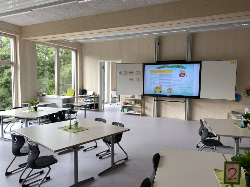 Ein Klassenzimmer im hölzernen Ergänzungsbau der Bernhard-Grzimek-Schule. Copyright: Mara Kaemmel